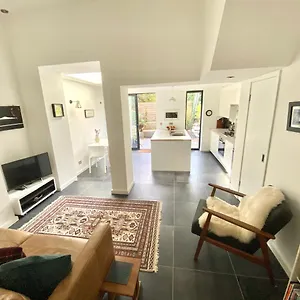 stunning-apartment-with-garden-in-the-heart-of-hackney.cambridgehotelsuk.com/