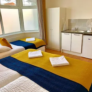 spacious-2-bedrooms-2-baths-apartment-with-garden-and-parking.cambridgehotelsuk.com/