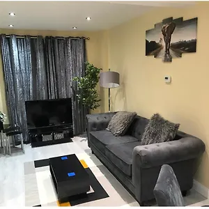 Modern & Convenient Holiday home
