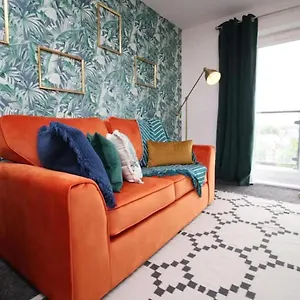 vibrant-2-br-apartment-close-to-cardiff-central.cardiffhotelswales.com/